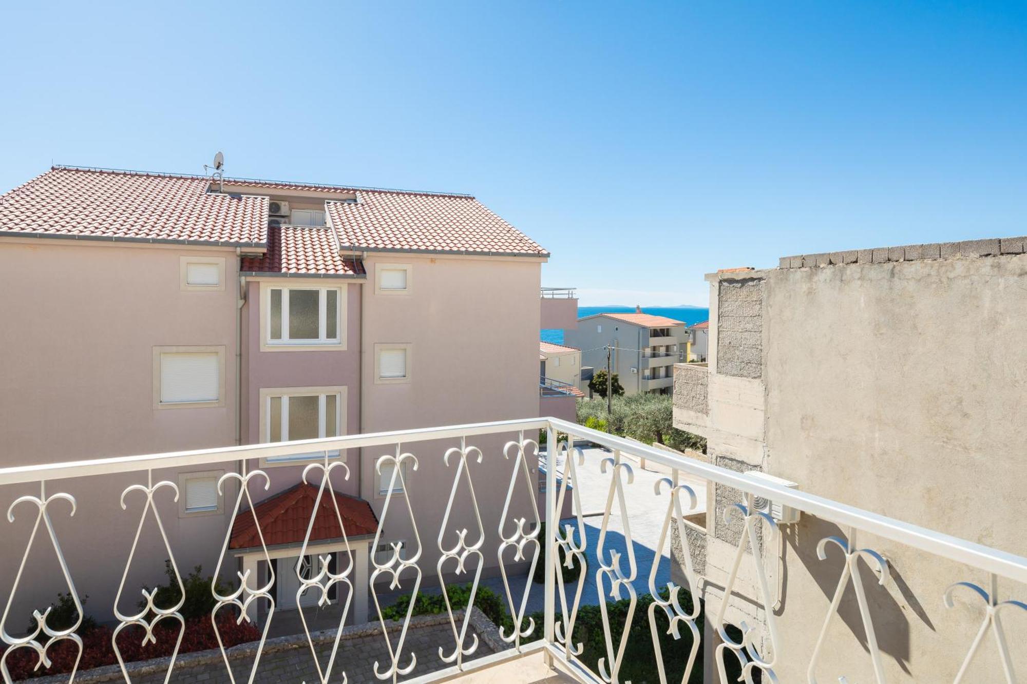 אומיס Sunshine Suites מראה חיצוני תמונה