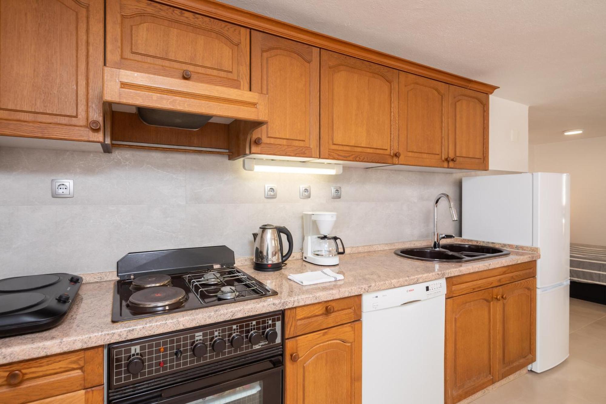 אומיס Sunshine Suites מראה חיצוני תמונה