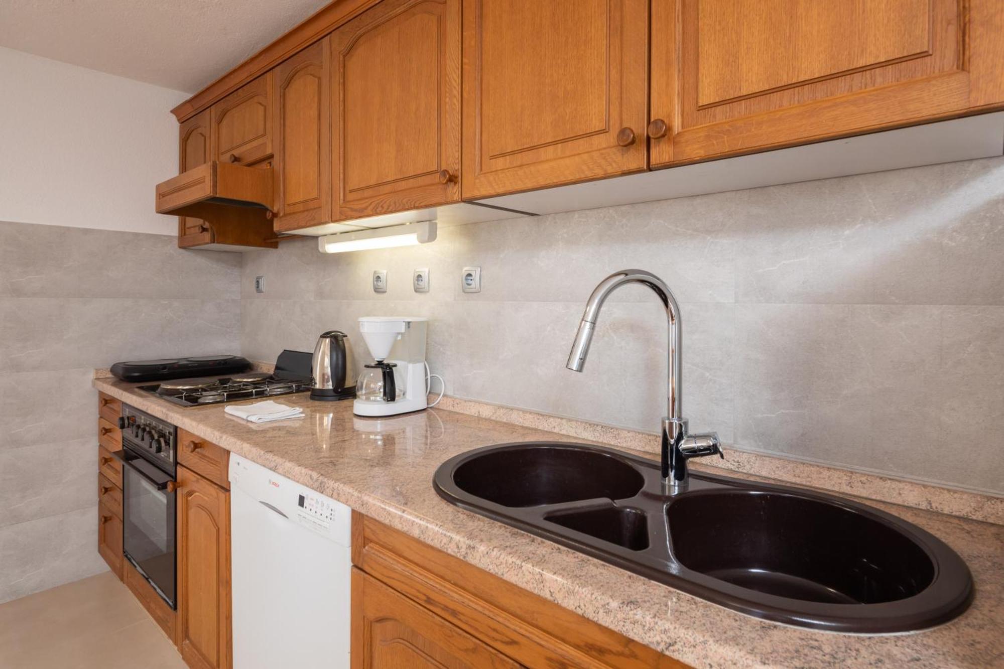 אומיס Sunshine Suites מראה חיצוני תמונה