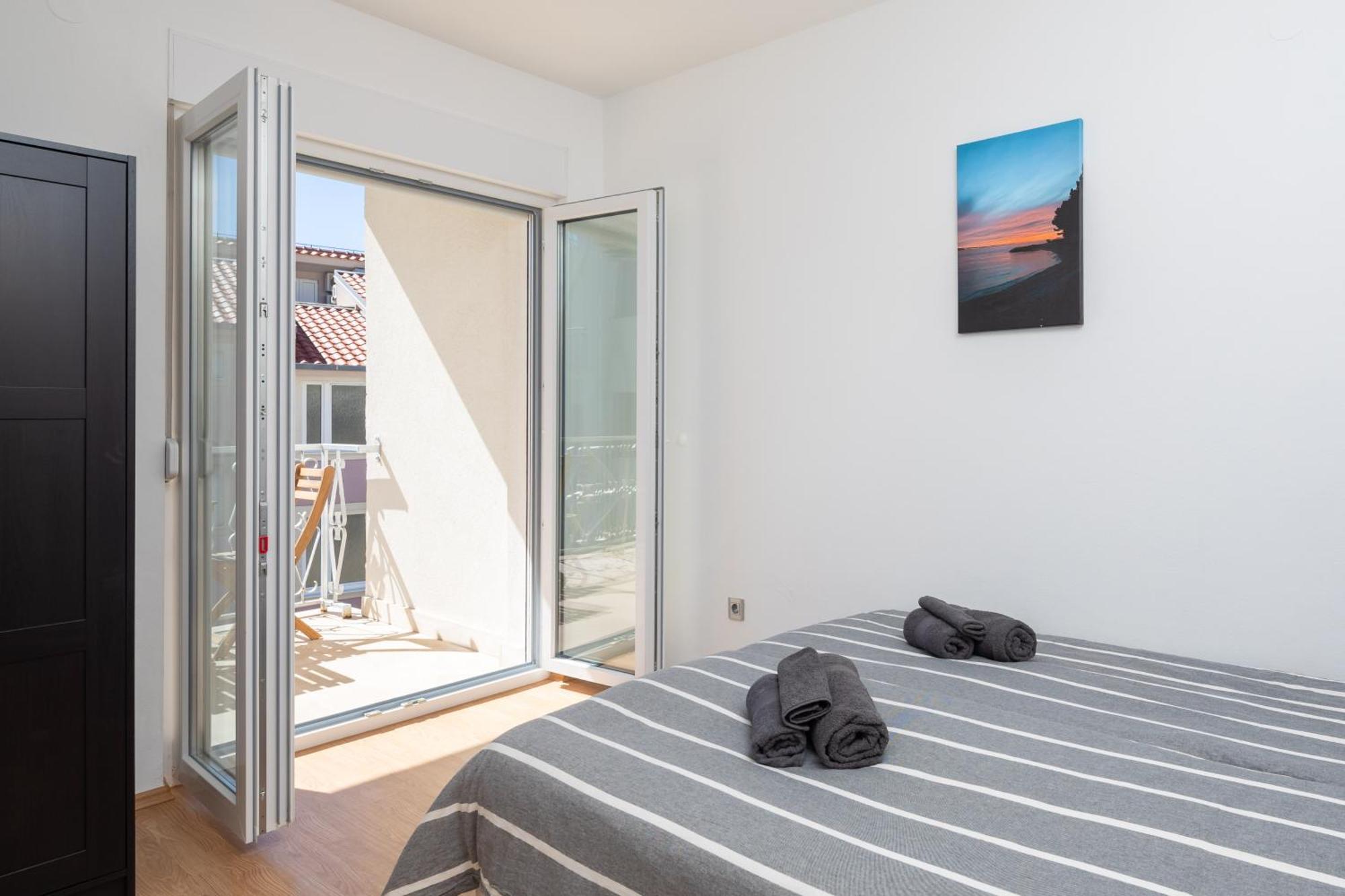 אומיס Sunshine Suites מראה חיצוני תמונה