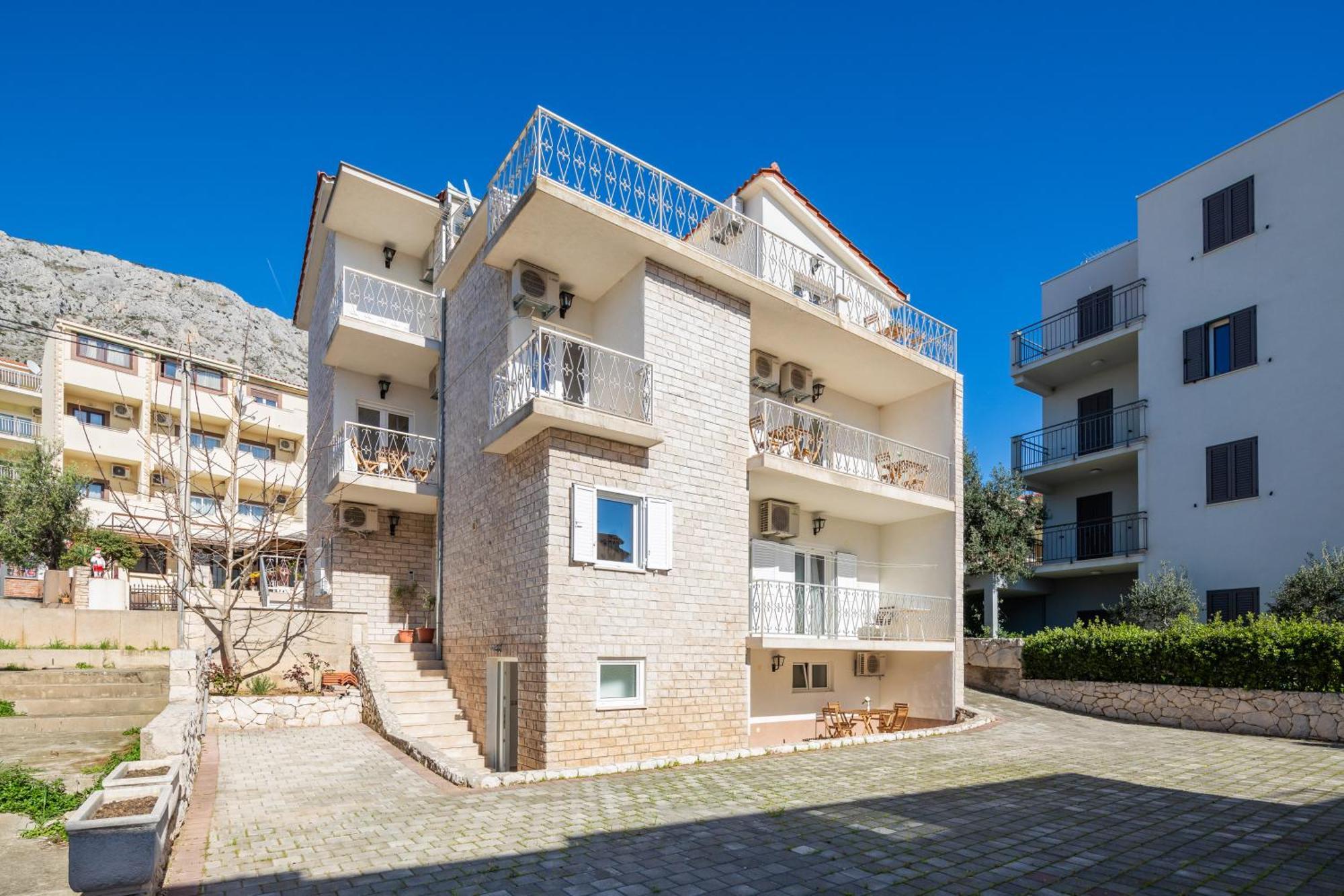 אומיס Sunshine Suites מראה חיצוני תמונה